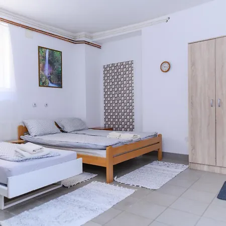 Misljenovic, U Centru Sokobanje, Na Pesackoj Zoni Soko Banja